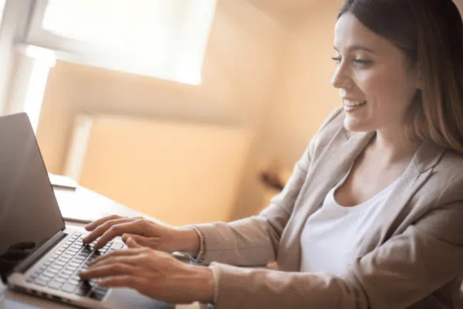 female employee working on her office table.